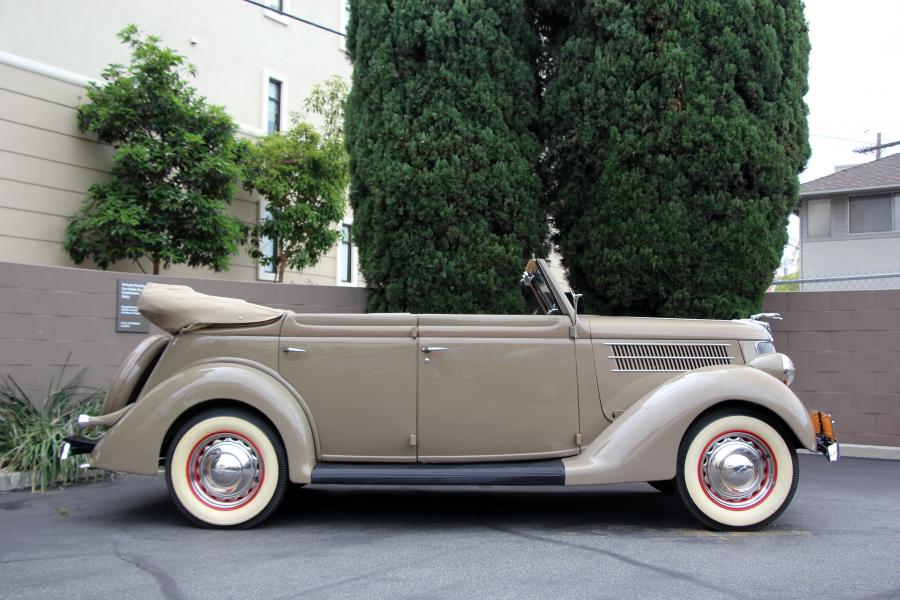  Ford V8 Deluxe Convertible Sedan 1936 года  (фото 2 из 18)